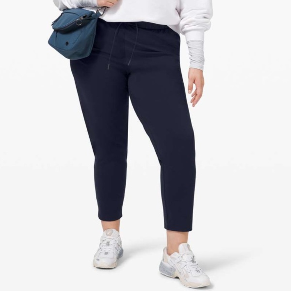 GUC Lululemon Keep Moving Pant in True Navy SZ 8